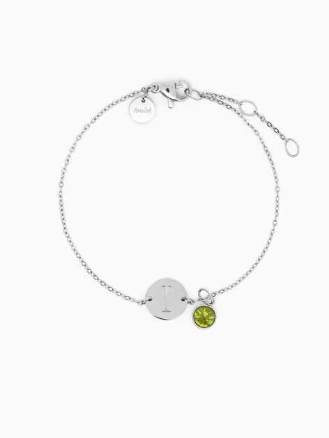 Pulsera plateada con la letra I y una circonita de color verde de la marca de joyas, AmaloA.