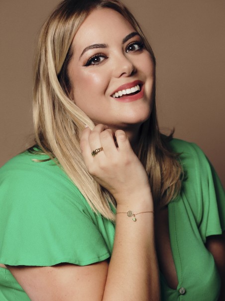 Foto de la modelo Ceci Wallace con una pulsera y un collar con letras y piedras circonitas de colores de la marca AmaloA.
