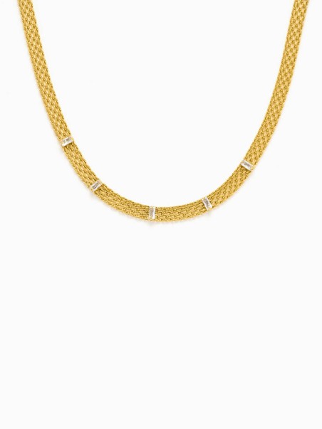 Collar tipo choker dorado en forma de malla con piedras circonita de la marca AmaloA.