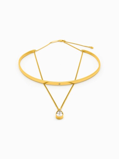 Collar doble con un choker rígido y un colgante en forma de gota con circonita de la marca AmaloA.