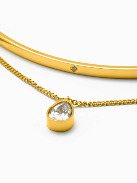 Collar doble con un choker rígido y un colgante en forma de gota con circonita de la marca AmaloA.