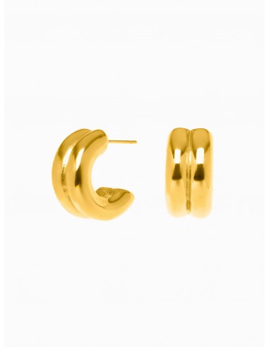 Pendientes dorados hechos en acero que simulan dos pendientes unidos de la marca de joyas AmaloA.