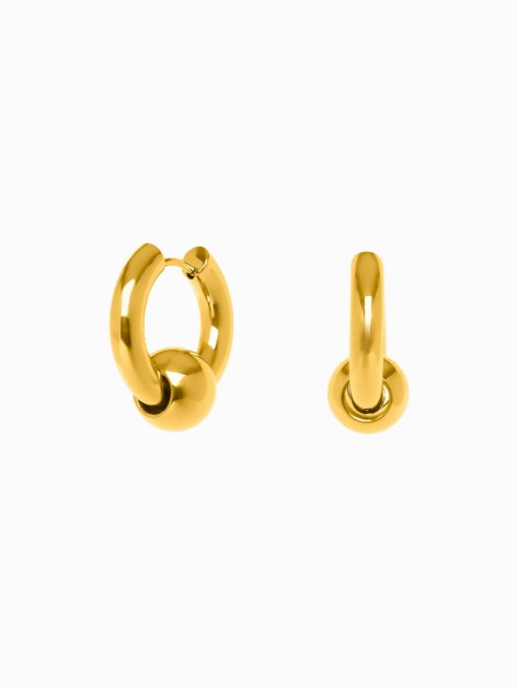 Pendientes aro dorados con una bola de la marca AmaloA.