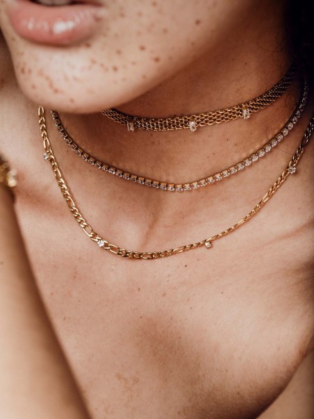 Chica posando para la marca de joyas AmaloA, luciendo collares de su colección.