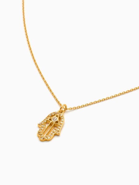 Collar de plata de ley bañada en oro con colgante con circonitas en forma de mano de fátima de la marca AmaloA.