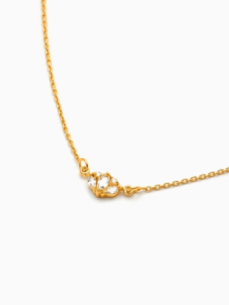 Collar de plata de ley bañada en oro con colgante con circonitas en forma de flor de loto de la marca AmaloA.