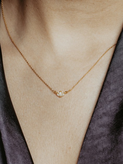 Collar de plata de ley bañada en oro con colgante con circonitas en forma de flor de loto de la marca AmaloA. 2