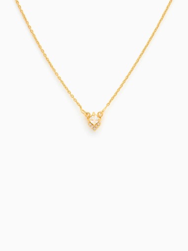 Collar de plata de ley bañada en oro con colgante con circonitas en forma de rombo de la marca de joyas AmaloA.