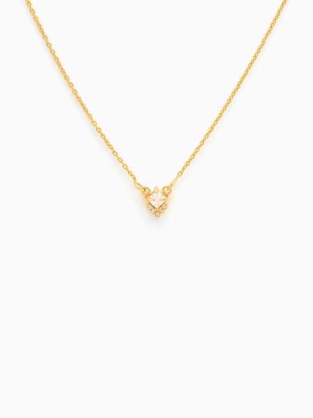 Collar de plata de ley bañada en oro con colgante con circonitas en forma de rombo de la marca de joyas AmaloA.