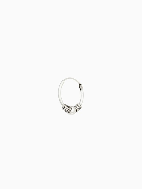 Pendiente aro de plata de ley con decoración labrada de la marca de joyas AmaloA.