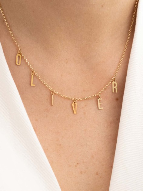 Collar de plata bañada en oro con el nombre de Laura de la marca AmaloA. 2