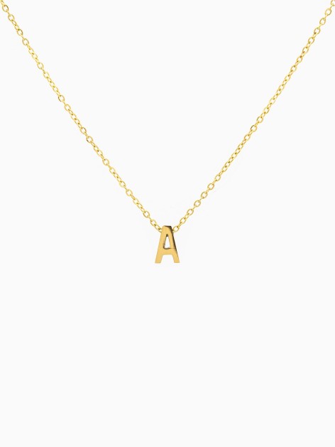 Collar con inicial de acero de la marca de joyas AmaloA.