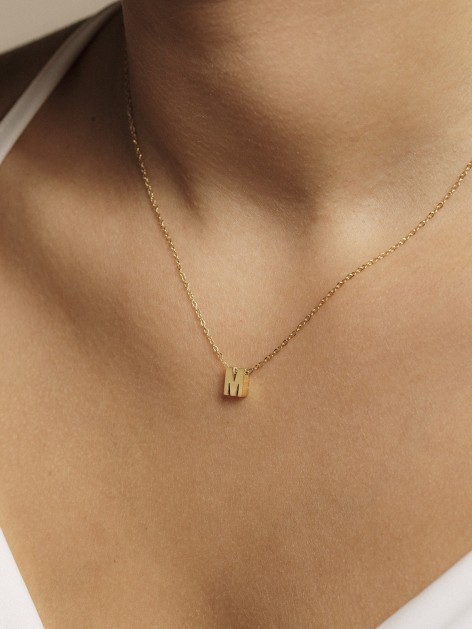 Collar con inicial de acero de la marca de joyas AmaloA. 2