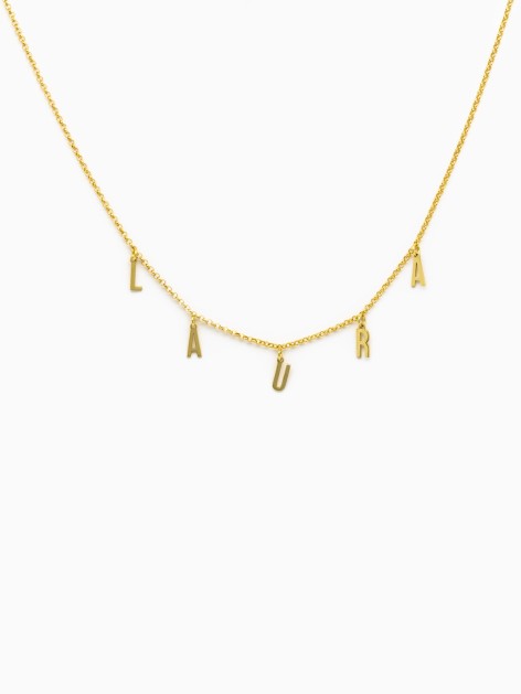 Collar de plata bañada en oro con el nombre de Laura de la marca AmaloA.