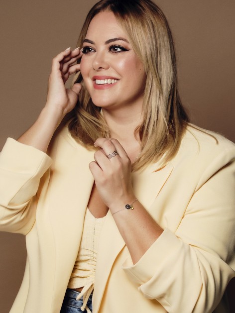 Pulsera plateada con la letra A y una circonita de color amarillo de la marca de joyas, AmaloA. 2