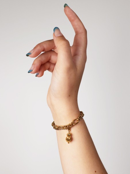 Foto de modelo con una pulsera y el Charm chino de la suerte de la marca de joyería, AmaloA.