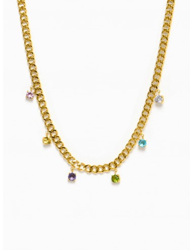 Collar dorado de elabones con colgantes con piedras circonitas de colores de la marca de joyas AmaloA.