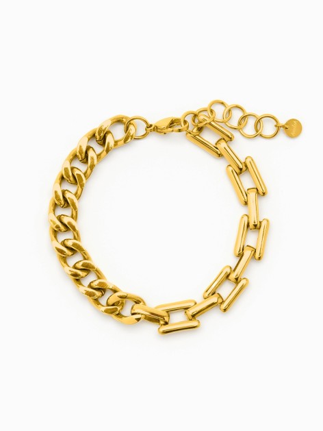 Pulsera dorada con dos tipos de eslabones de la marca de joyas AmaloA.