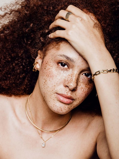 Pulsera dorada con dos tipos de eslabones de la marca de joyas AmaloA. 2