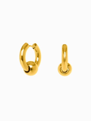 Pendientes aro dorados con una bola de la marca AmaloA.