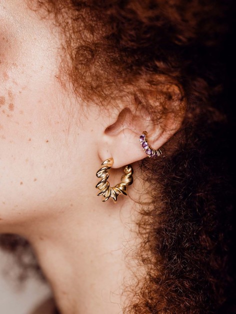 Pendientes dorados hechos en acero con forma de espiral de la marca de joyas AmaloA. 2