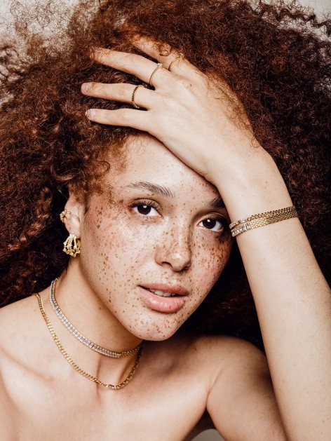 Pulsera de malla y piedras circonitas en color dorado de la marca de joyas AmaloA. 2