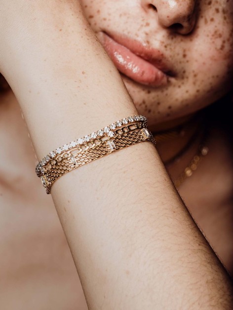 Pulsera de malla en color dorado con piedras circonitas incrustadas de la marca AmaloA. 2