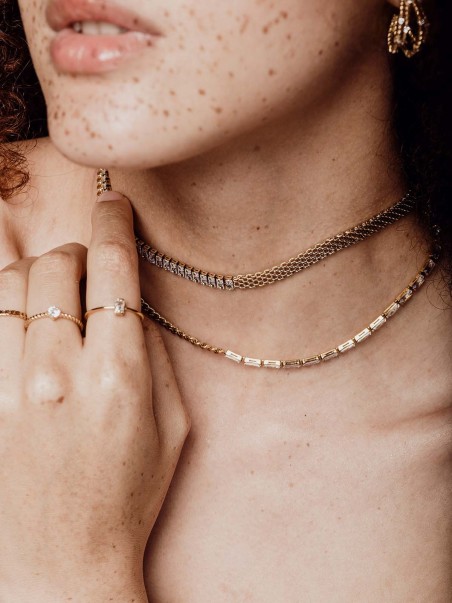 Chica modelo luciendo diferentes joyas de la marca de joyería online, AmaloA.