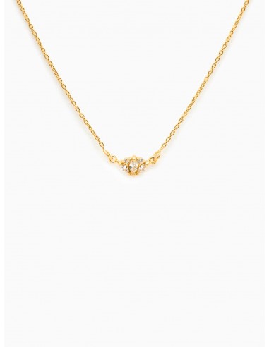 Collar de plata de ley bañada en oro con colgante con circonitas en forma de flor de loto de la marca AmaloA.