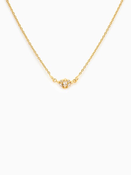 Collar de plata de ley bañada en oro con colgante con circonitas en forma de flor de loto de la marca AmaloA.