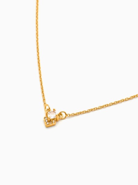 Collar de plata de ley bañada en oro con colgante con circonitas en forma de rombo de la marca de joyas AmaloA.