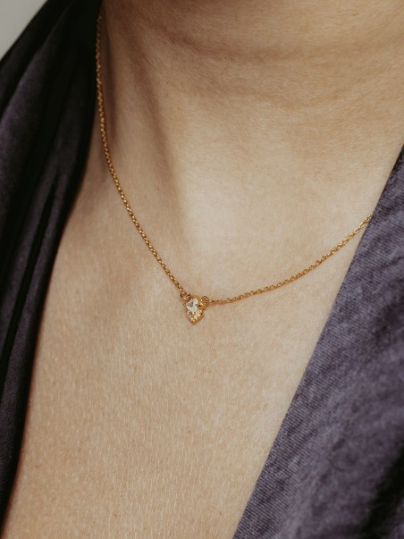 Modelo con collar de plata de ley bañada en oro con colgante con circonitas en forma de rombo de la marca de joyas AmaloA.