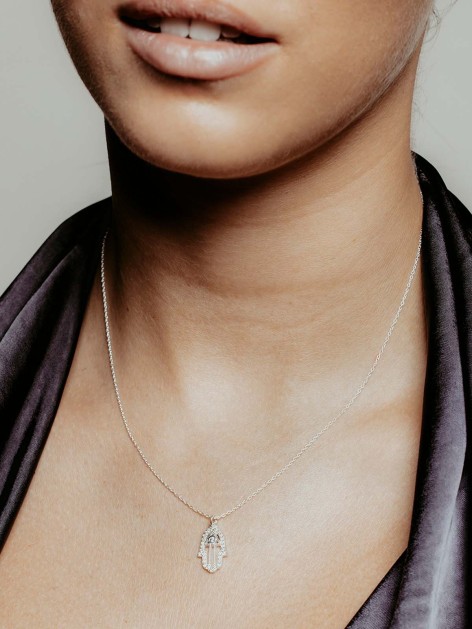 Collar de plata de ley bañada en oro con colgante con circonitas en forma de mano de fátima de la marca AmaloA. 2