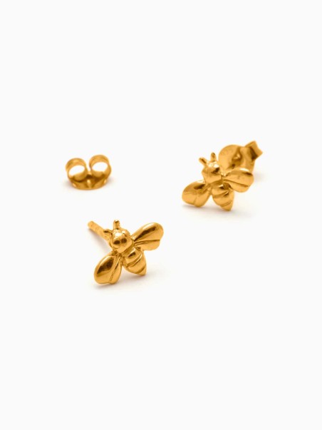 Pendientes de plata de ley en forma de abeja de color dorados de la marca de joyas AmaloA.