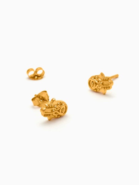Pendientes de plata de ley en forma de mano de fátima de color dorados de la marca de joyas AmaloA.