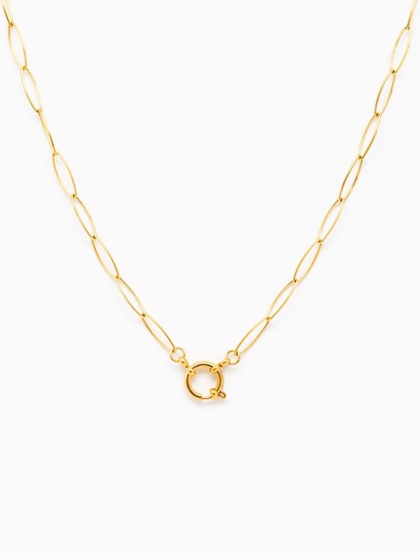 Collar dorado de eslabones con un cierre con forma de broche.