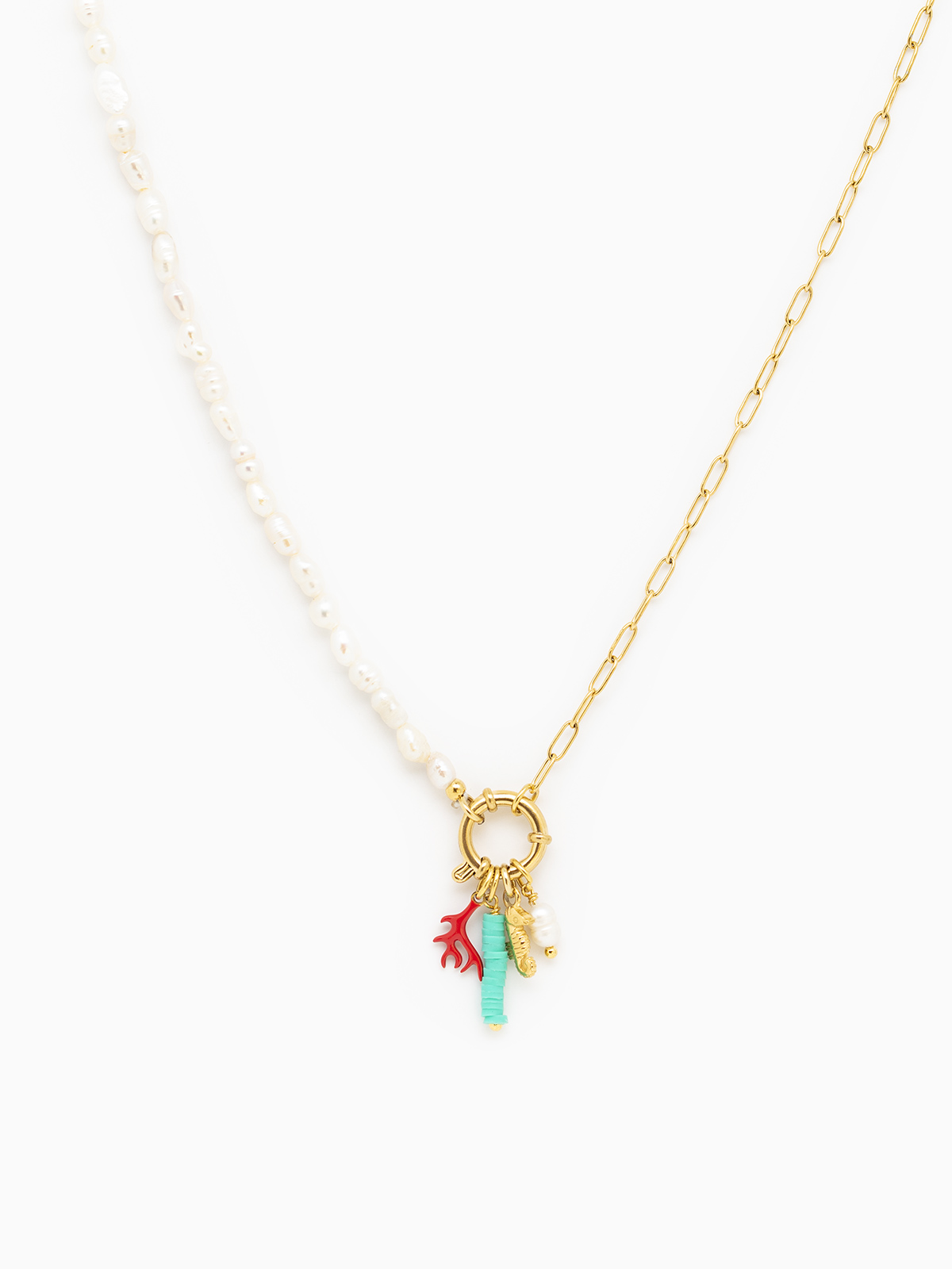 Collar mitad perlas y mitad eslabones, con un cierre en forma de broche de la colección de verano de la marca de joyas AmaloA.