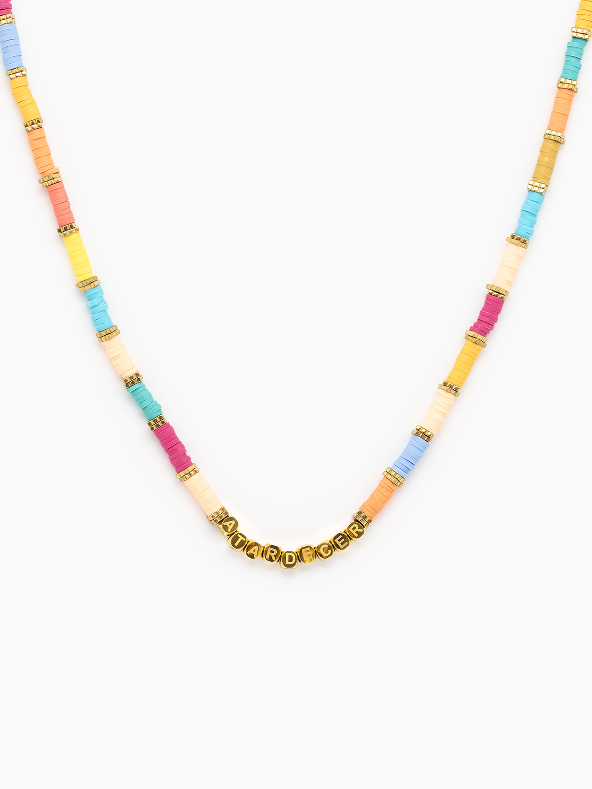 Collar con piedras de colores azules, amarillos y rosa, modelo Atardecer de la colección de verano de la marca de joyas AmaloA.