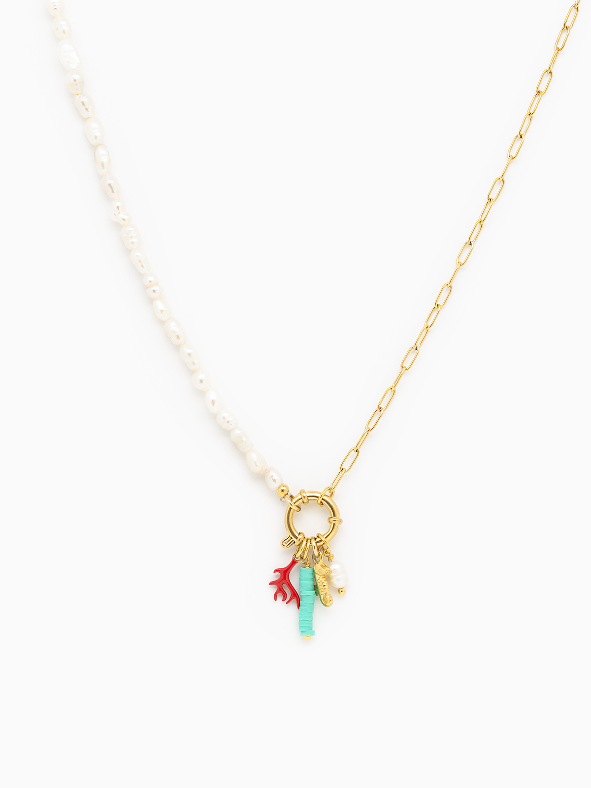 Collar mitad perlas y mitad eslabones, con un cierre en forma de broche de la colecci&oacute;n de verano de la marca de joyas AmaloA.
