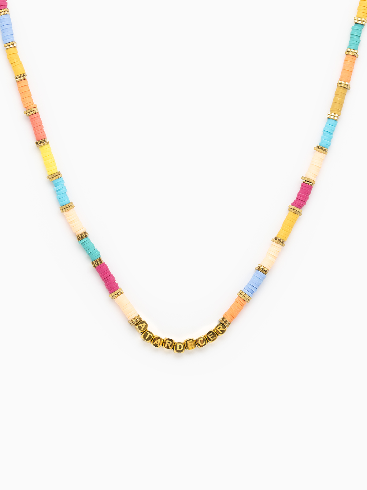 Collar con piedras de colores azules, amarillos y rosa, modelo Atardecer de la colecci&oacute;n de verano de la marca de joyas AmaloA.