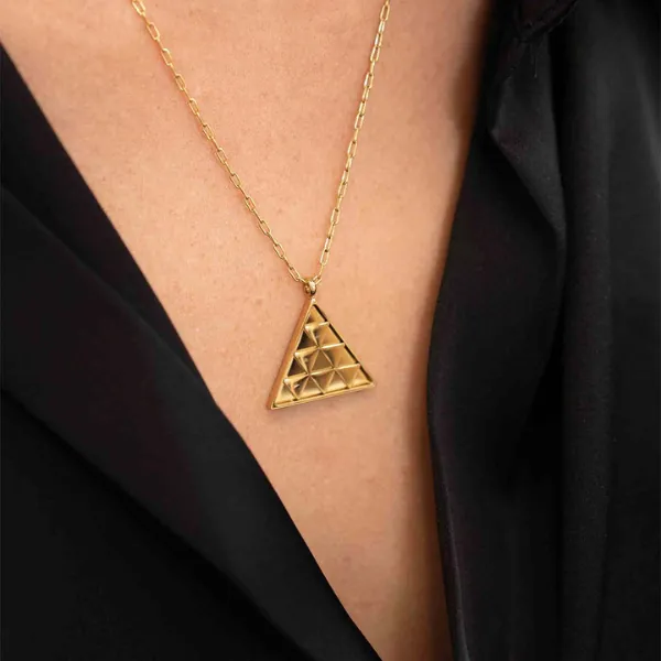 Collar dorado con colgante triangular, joyas de Canarias de AmaloA
