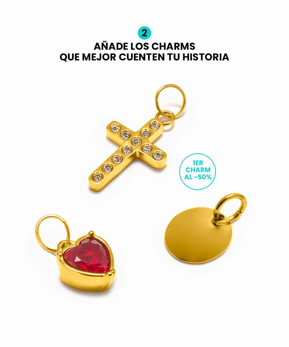 Paso 2: añade los charms que mejor cuenten tu historia, con el primer charm al 50 %