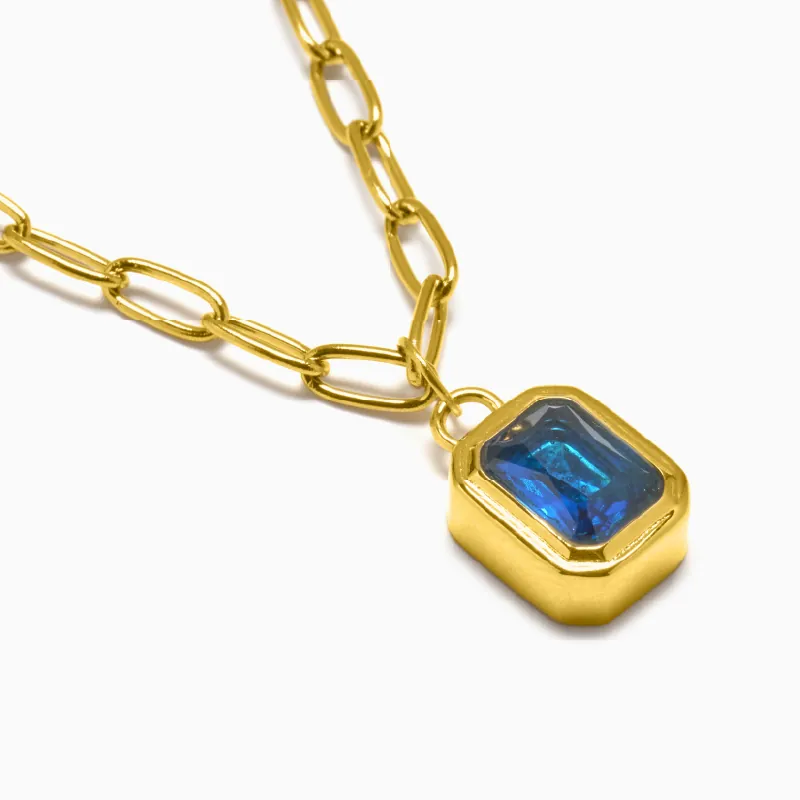 Charm colgante Klein: piedra azul de talla esmeralda en dorado