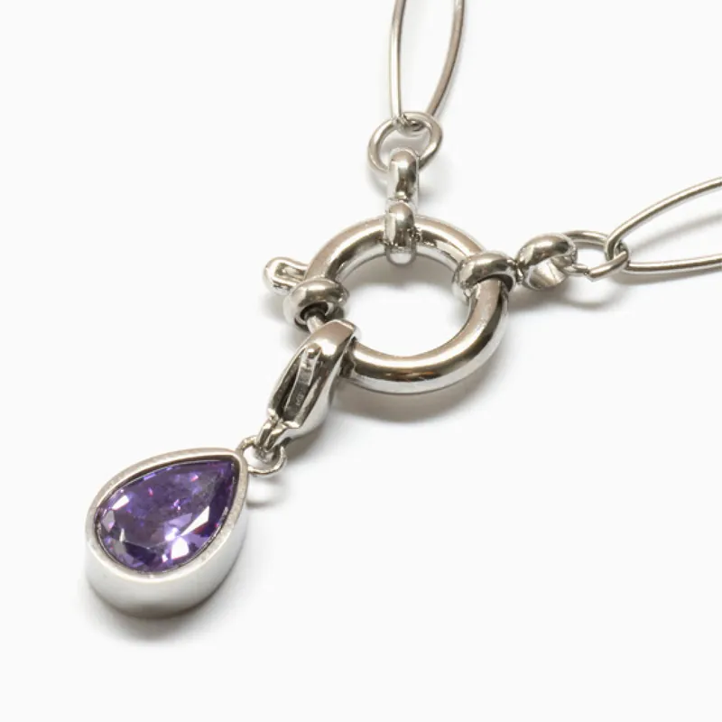 Charm de mes con piedra morada en forma de gota y cierre plateado