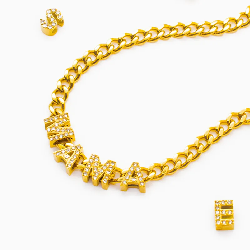 Collar de cadena con charms de letras con brillo que forman MAMA