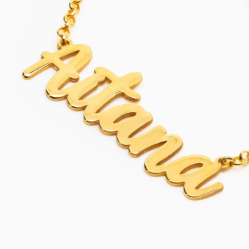 Collar con nombre personalizado en letra cursiva dorada